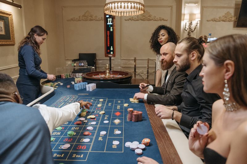 Dealer menyambut pemain di meja roulette