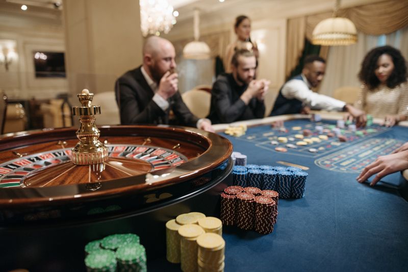 Meja roulette dengan dealer profesional di live casino