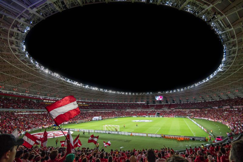 Lapangan sepak bola di bawah lampu stadion malam hari