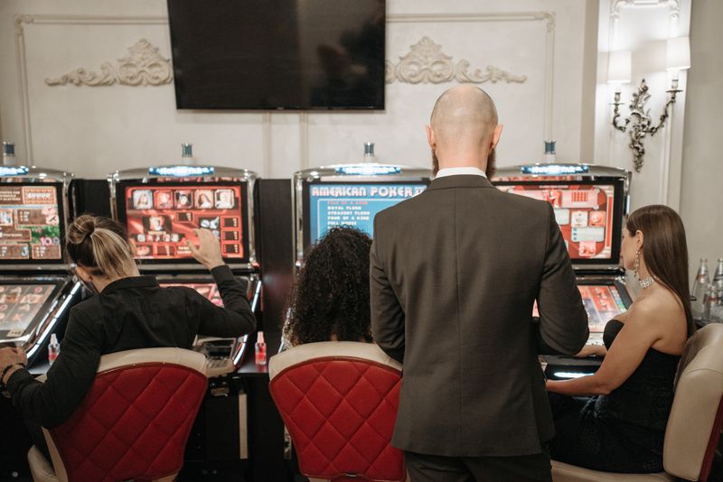 Sekelompok pemain di depan mesin slot